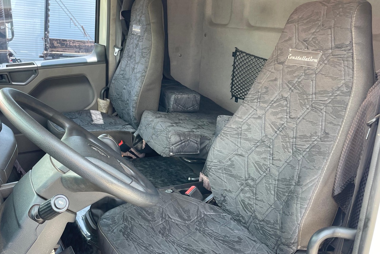 Volkswagen 30-330 Constellation 8x2 - 21/22 12
