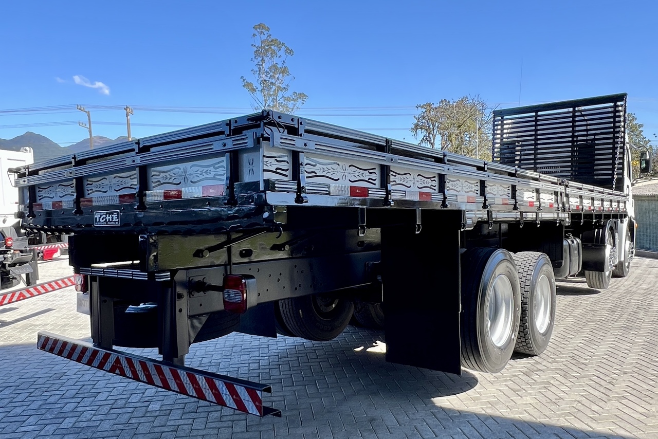 Volkswagen 30-330 Constellation 8x2 - 20/21 4