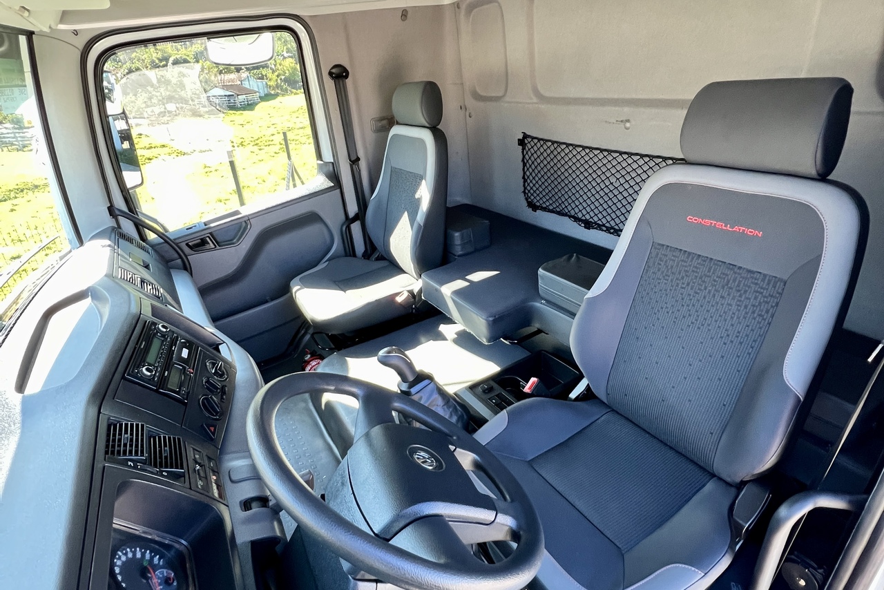 Volkswagen 30-330 Constellation 8x2 - 20/21 6