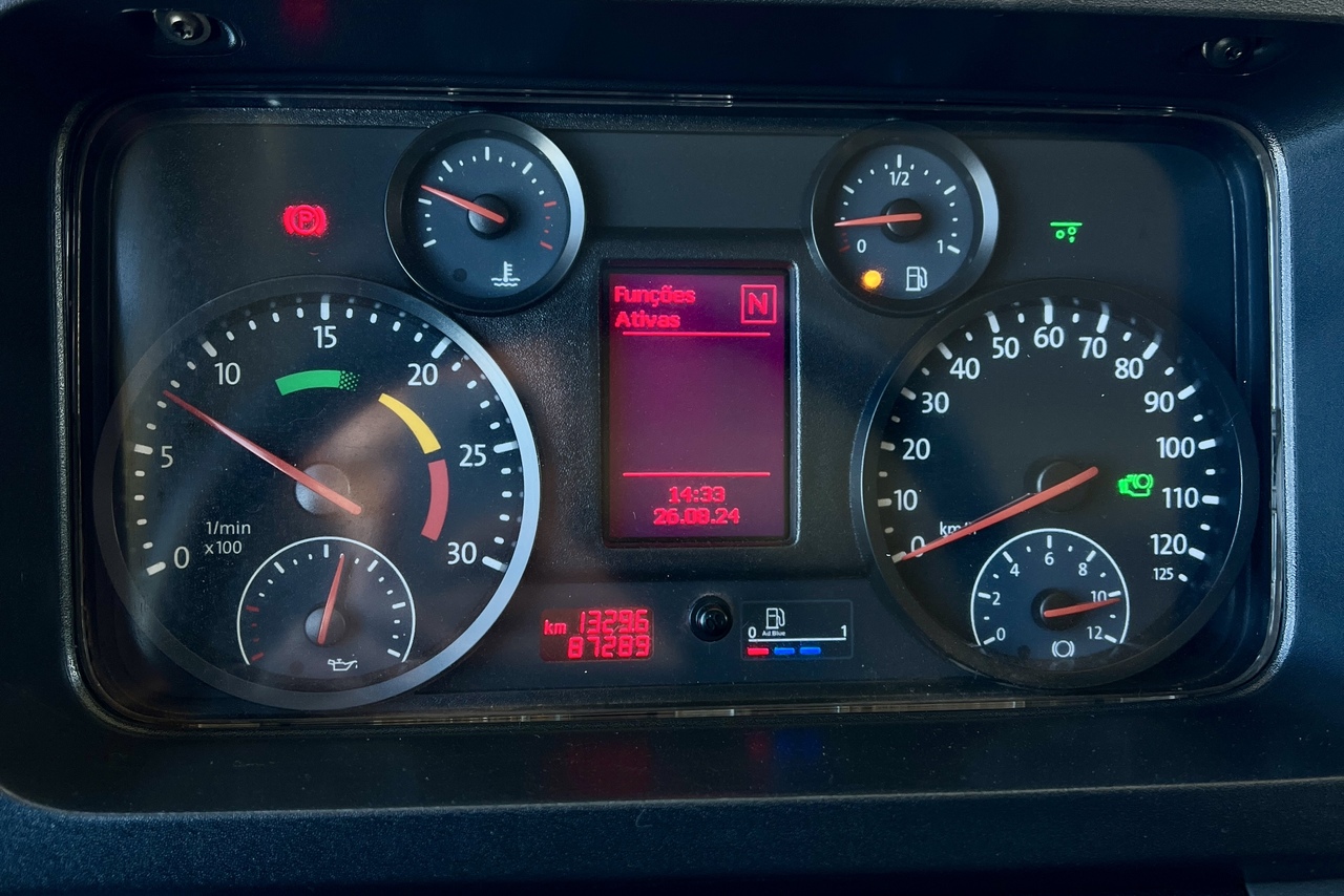 Volkswagen 30-330 Constellation 8x2 - 20/21 11