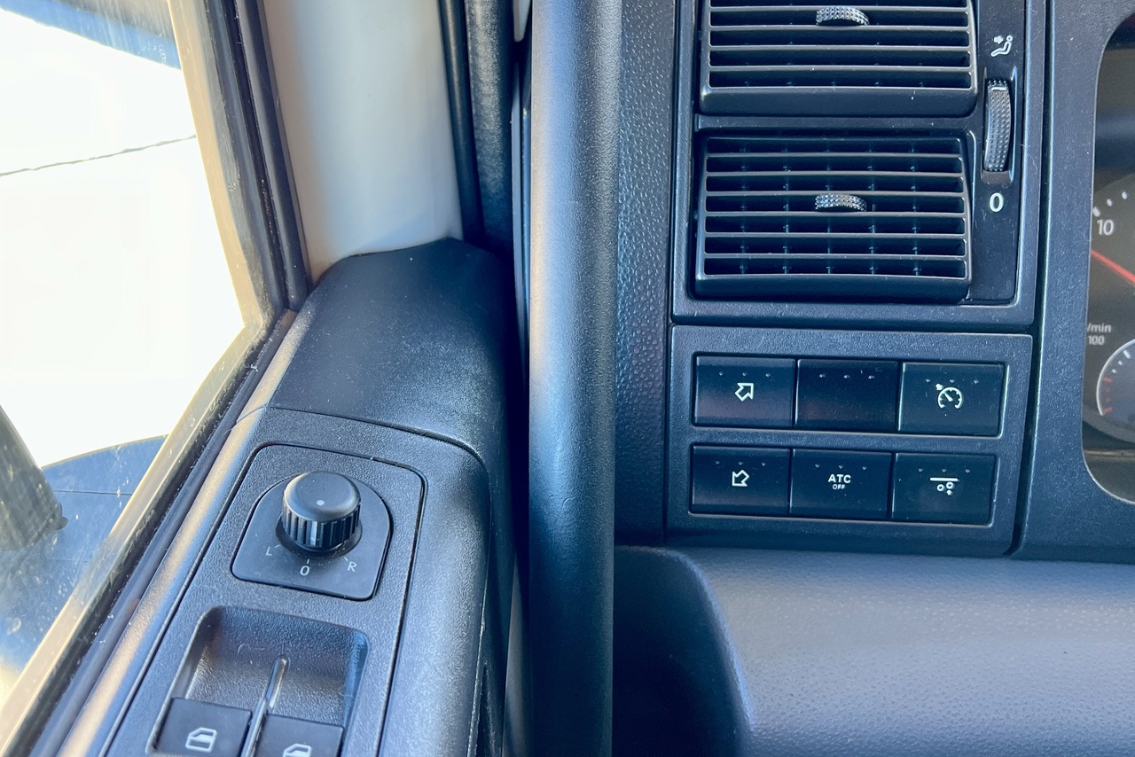 Volkswagen 30-330 Constellation 8x2 - 20/21 13