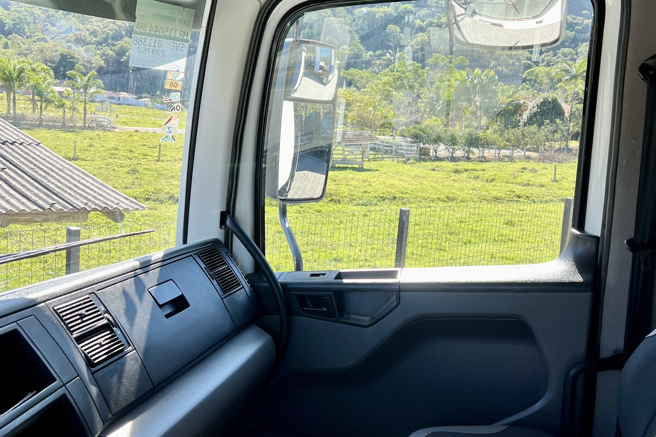 Volkswagen 30-330 Constellation 8x2 - 20/21 16
