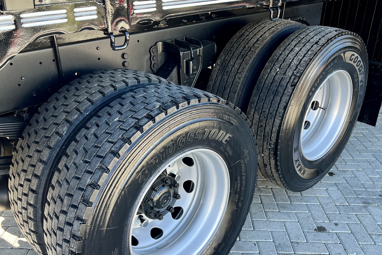Volkswagen 30-330 Constellation 8x2 - 20/21 18