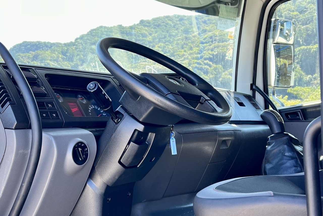Volkswagen 30-330 Constellation 8x2 - 20/21 6