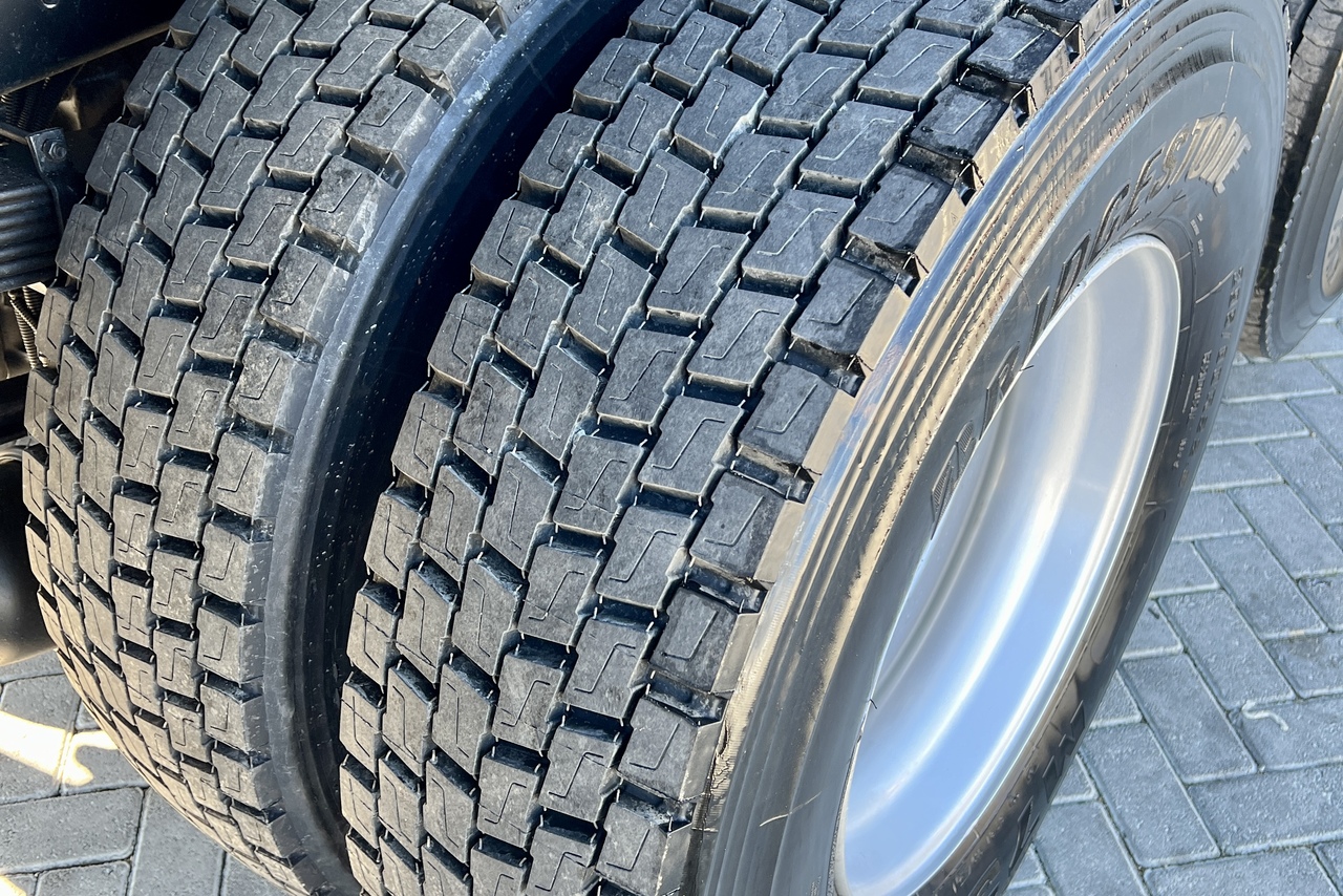 Volkswagen 30-330 Constellation 8x2 - 20/21 19