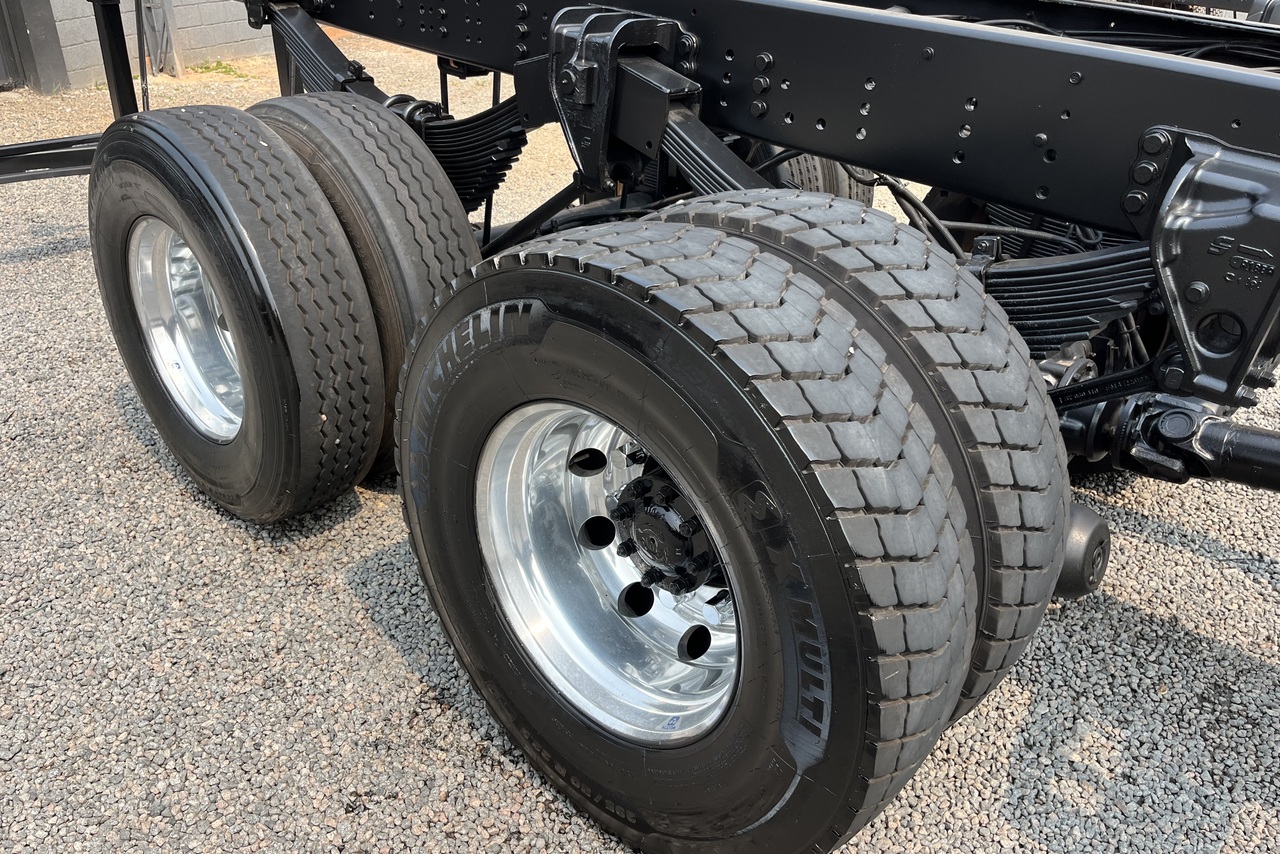 Volkswagen 30-330 Constellation 8x2 - 20/21 6