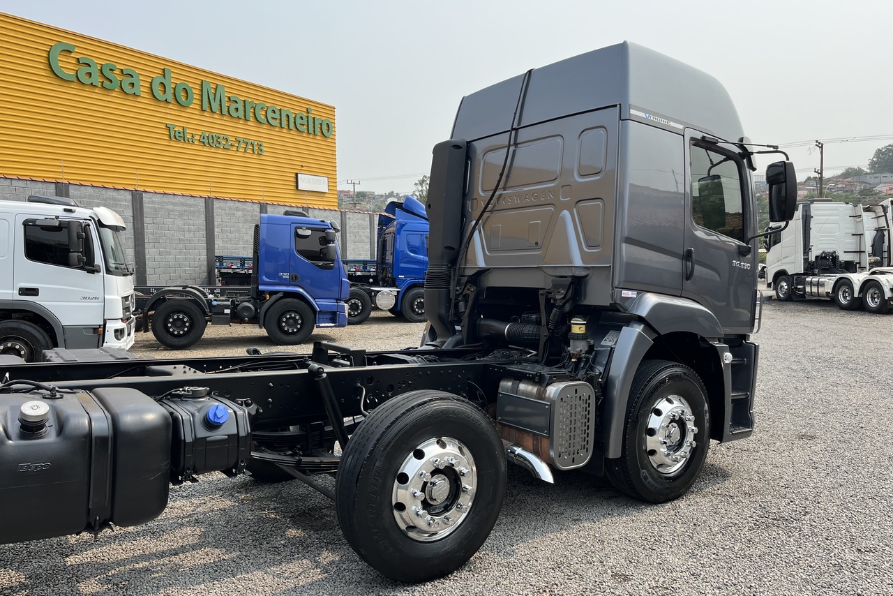 Volkswagen 30-330 Constellation 8x2 - 20/21 7