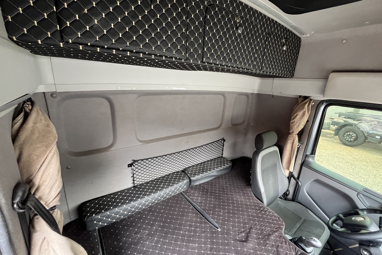 Volkswagen 30-330 Constellation 8x2 - 20/21 9
