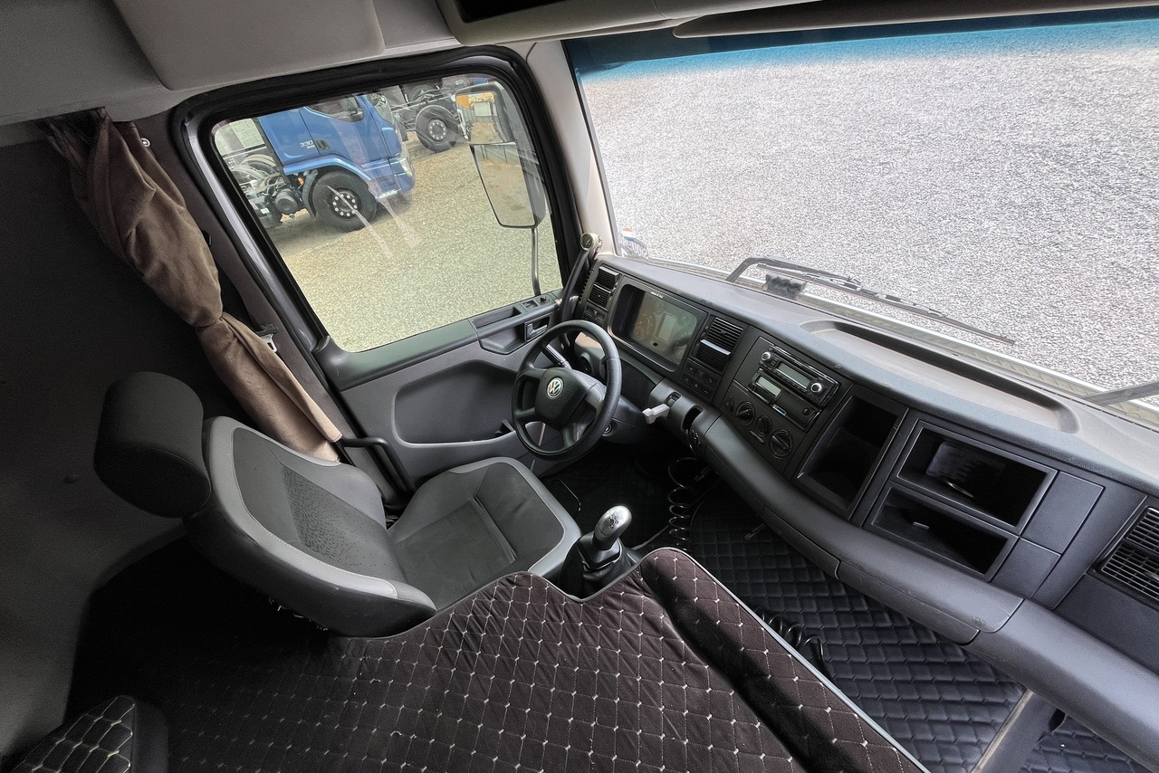 Volkswagen 30-330 Constellation 8x2 - 20/21 10