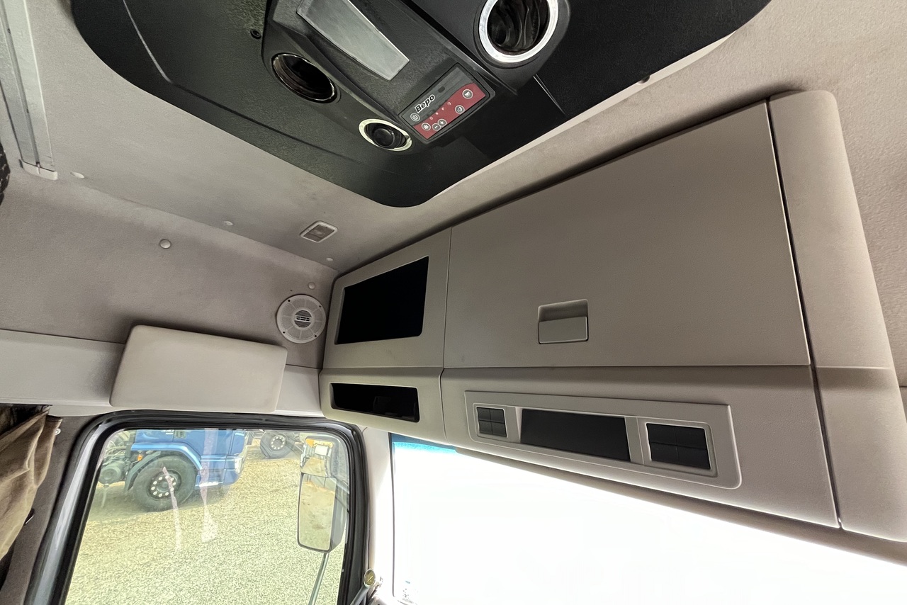 Volkswagen 30-330 Constellation 8x2 - 20/21 11