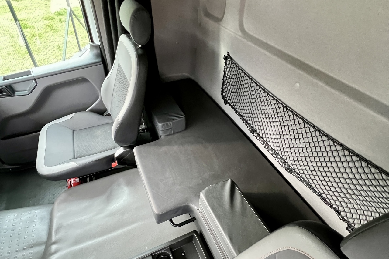 Volkswagen 30-330 Constellation 8x2 - 22/23 2