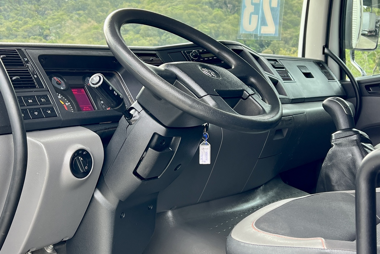 Volkswagen 30-330 Constellation 8x2 - 22/23 3