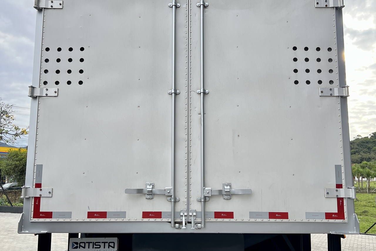 Volkswagen 30-330 Constellation 8x2 - 22/23 6