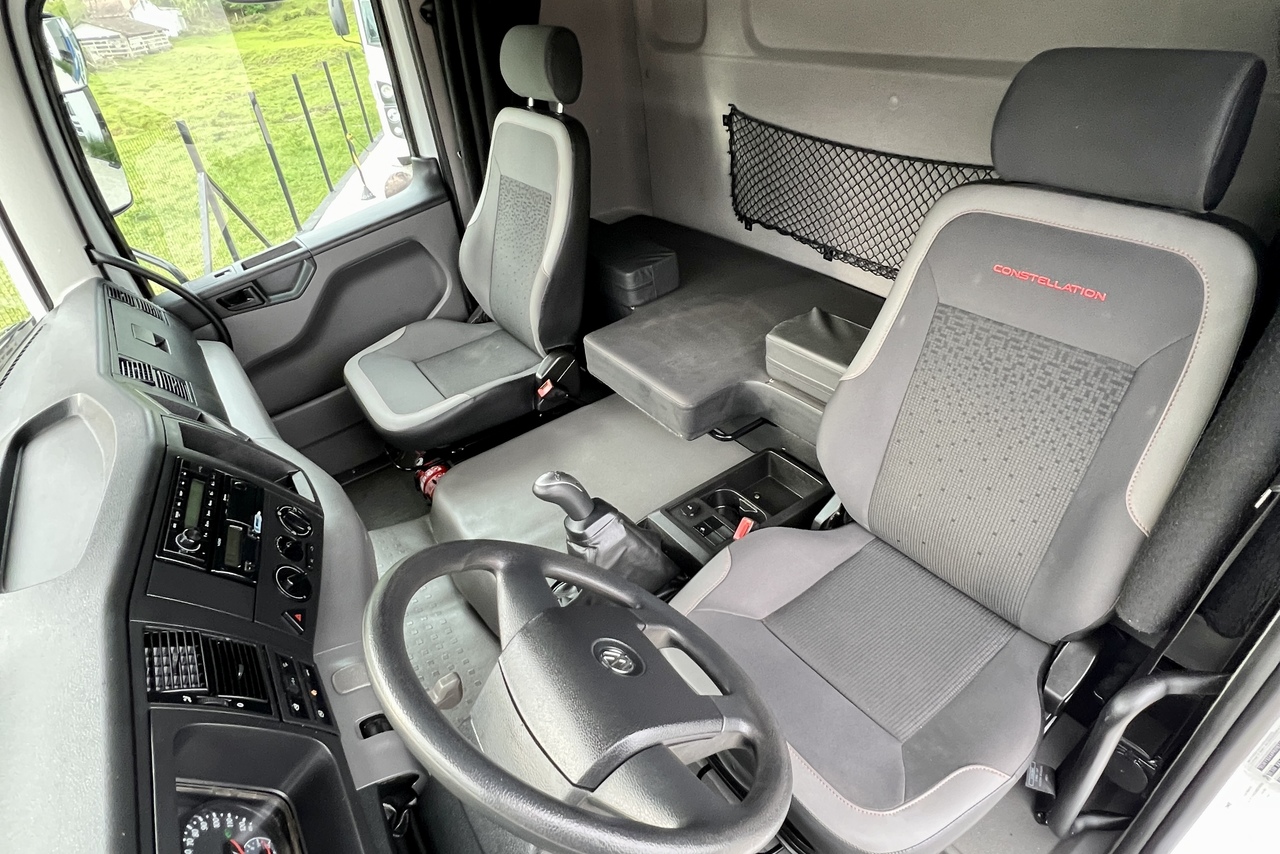 Volkswagen 30-330 Constellation 8x2 - 22/23 8