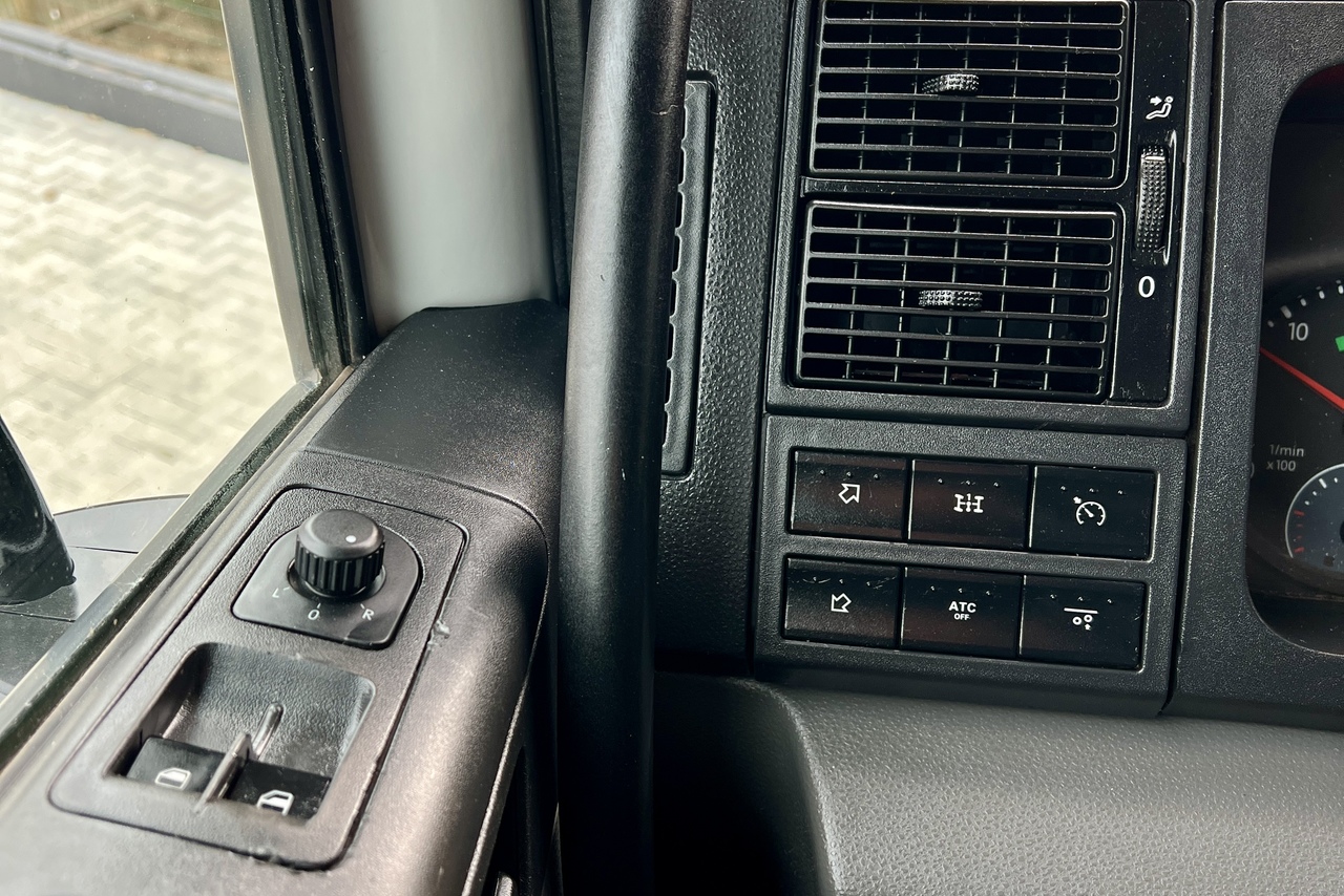 Volkswagen 30-330 Constellation 8x2 - 22/23 10