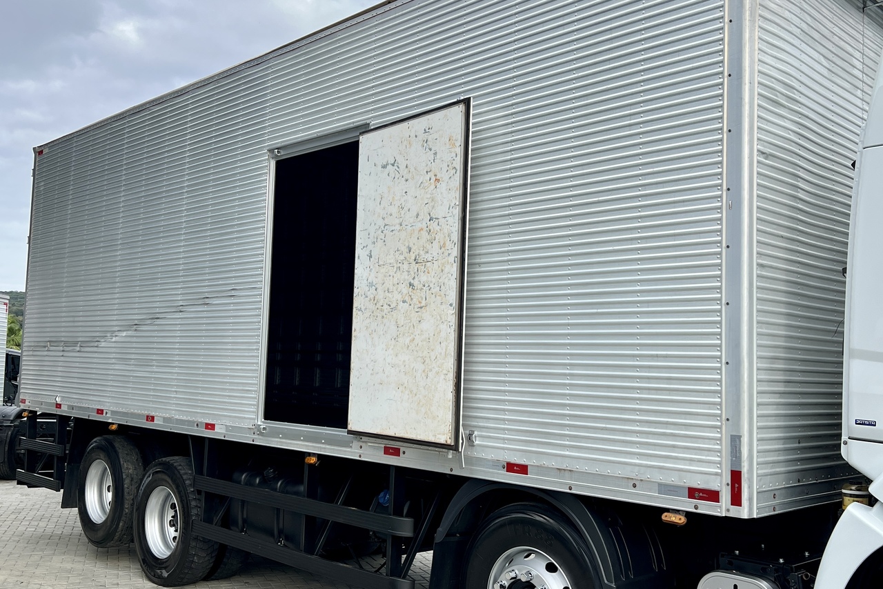 Volkswagen 30-330 Constellation 8x2 - 22/23 11