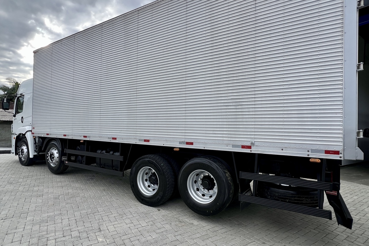 Volkswagen 30-330 Constellation 8x2 - 22/23 12