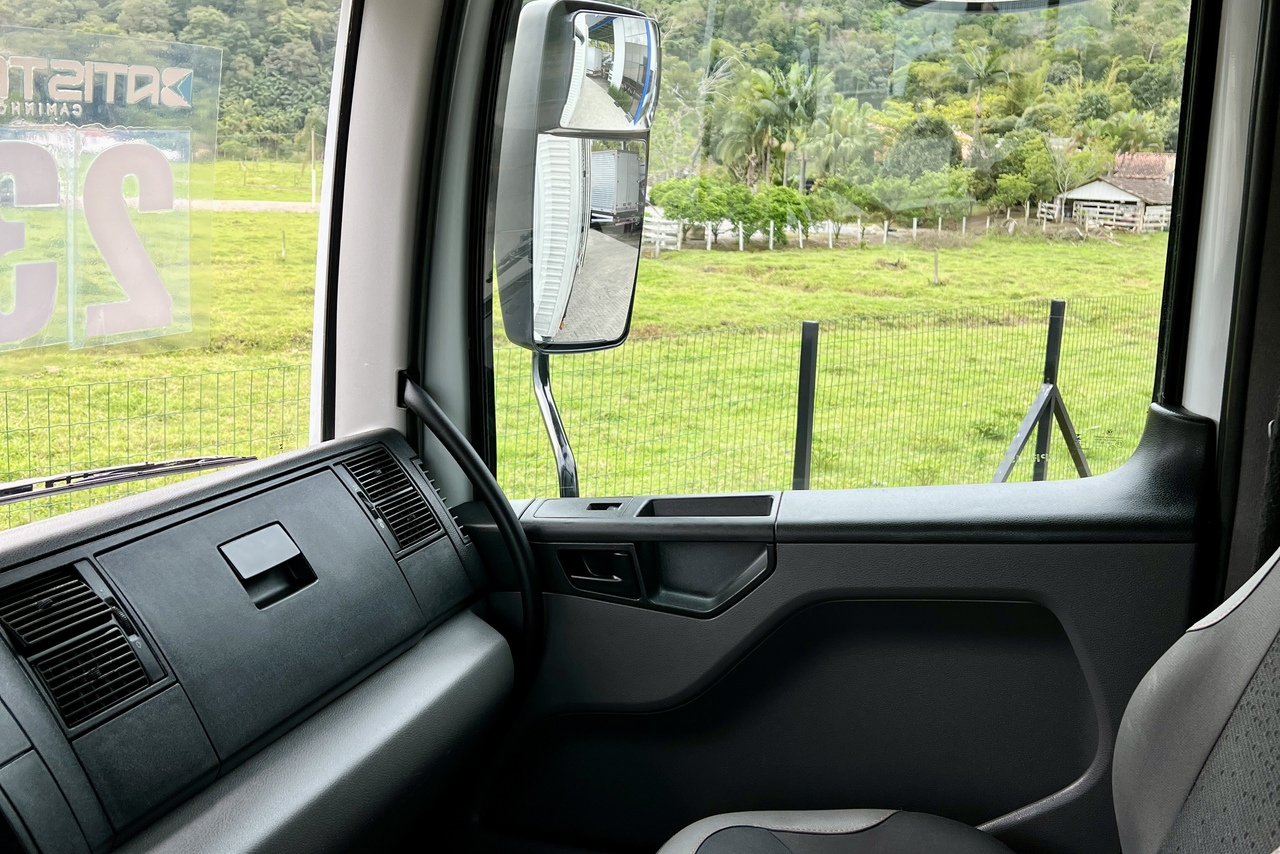 Volkswagen 30-330 Constellation 8x2 - 22/23 14