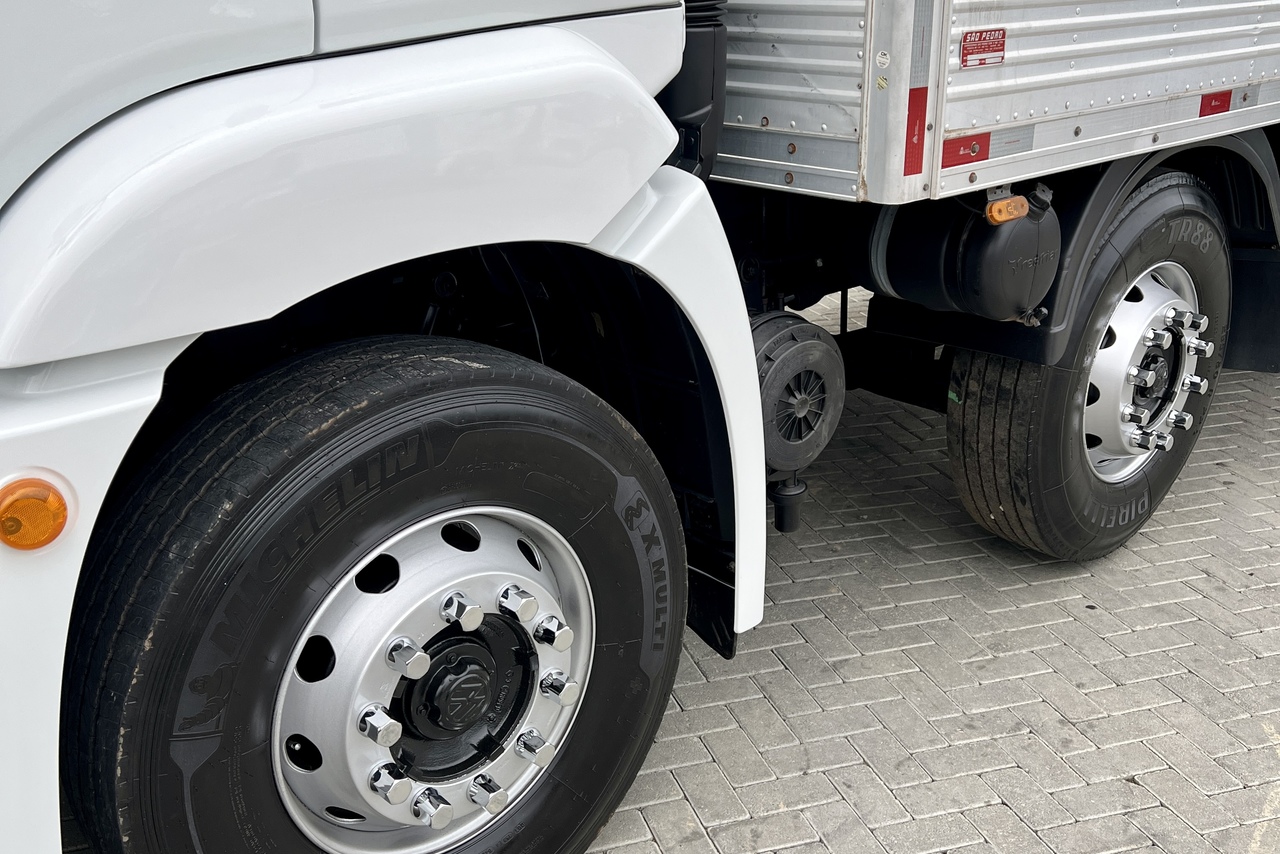 Volkswagen 30-330 Constellation 8x2 - 22/23 16