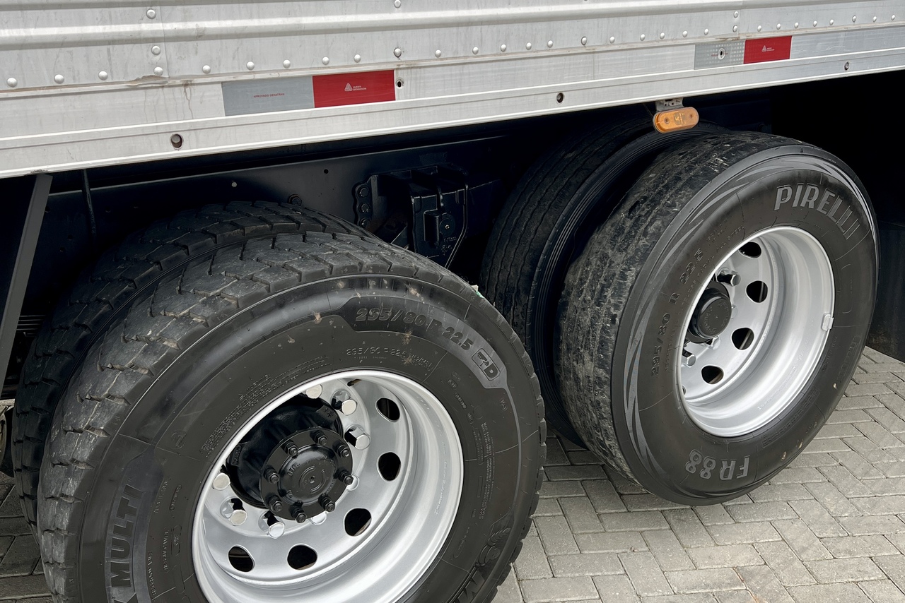 Volkswagen 30-330 Constellation 8x2 - 22/23 18