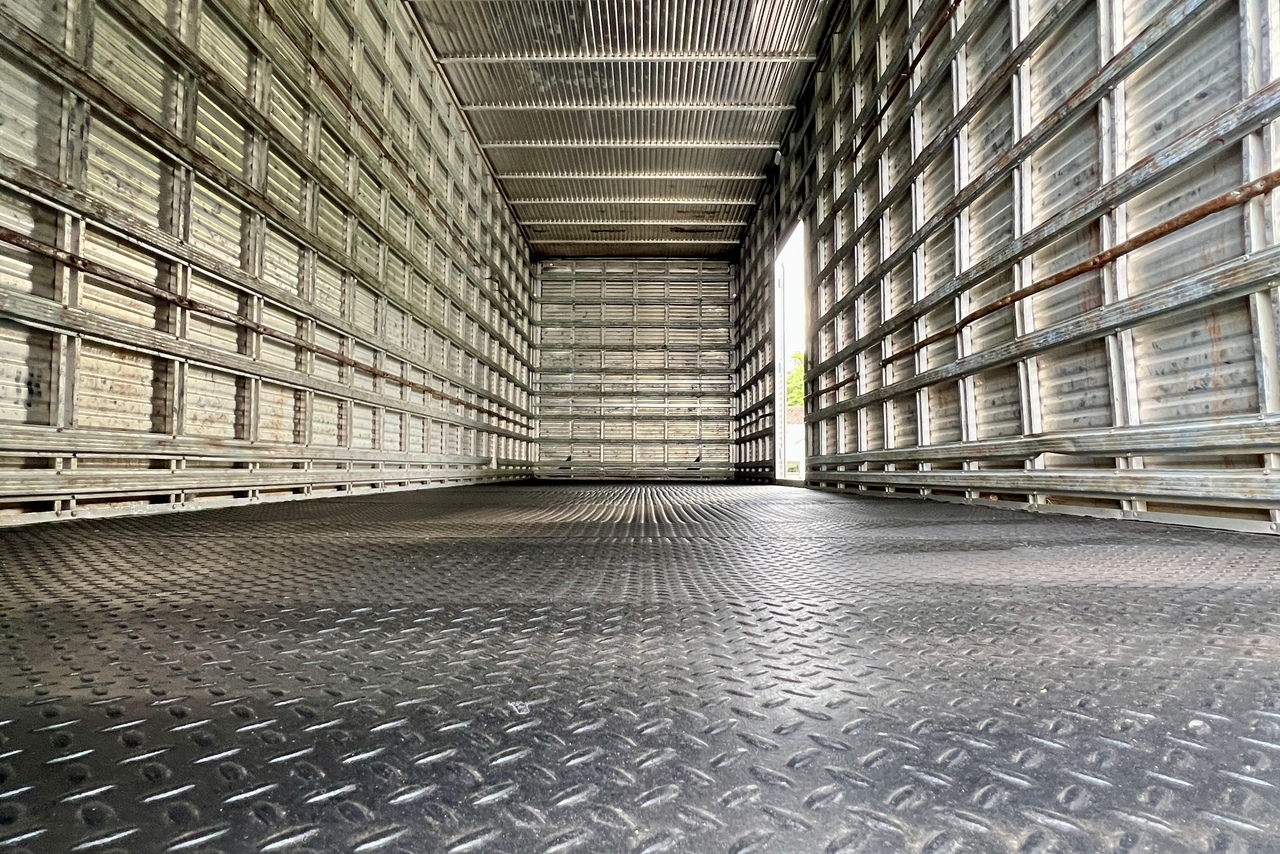 Volkswagen 30-330 Constellation 8x2 - 22/23 20