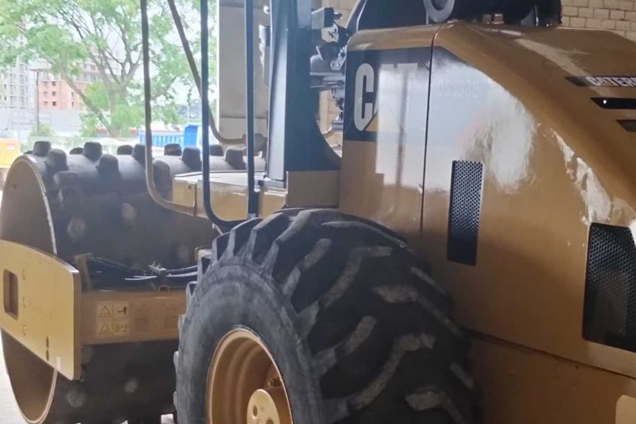 Caterpillar CS533E - 12/12 2