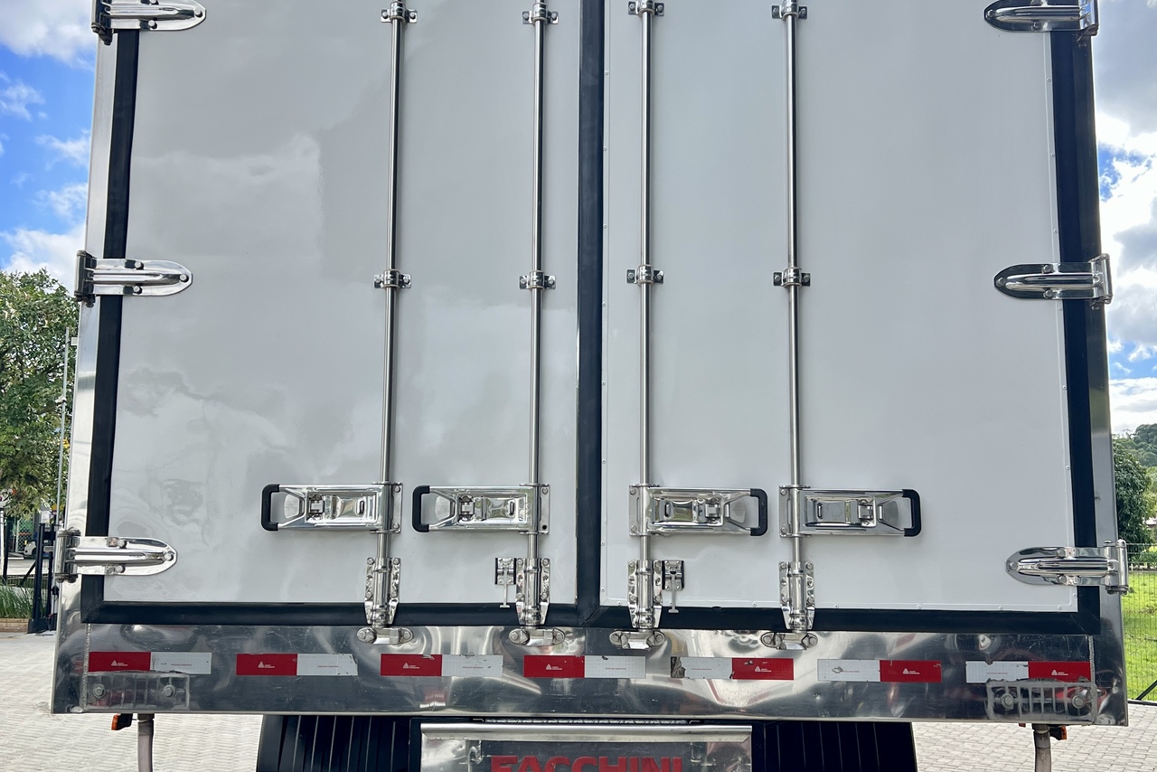 Volkswagen 30-330 Constellation 8x2 - 20/21 11