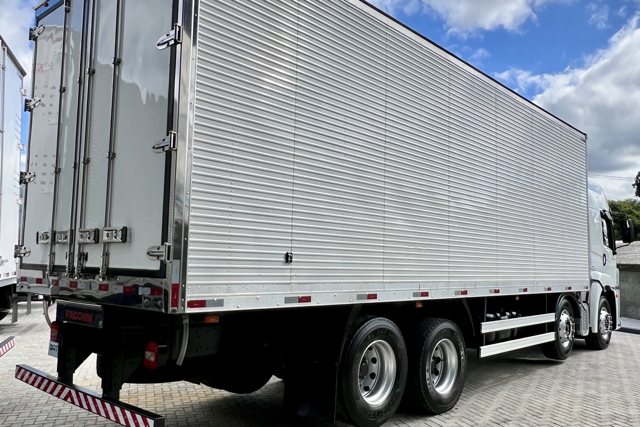 Volkswagen 30-330 Constellation 8x2 - 20/21 12