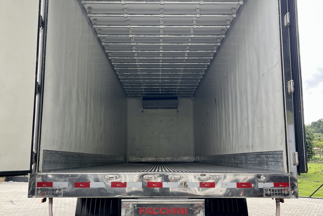 Volkswagen 30-330 Constellation 8x2 - 20/21 13