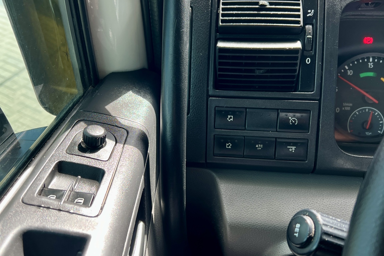 Volkswagen 30-330 Constellation 8x2 - 20/21 16