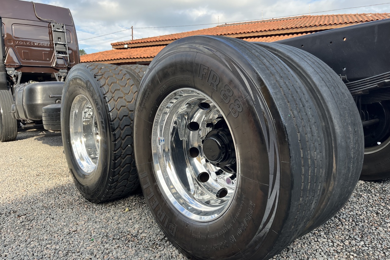 Volkswagen 30-330 Constellation 8x2 - 19/20 7