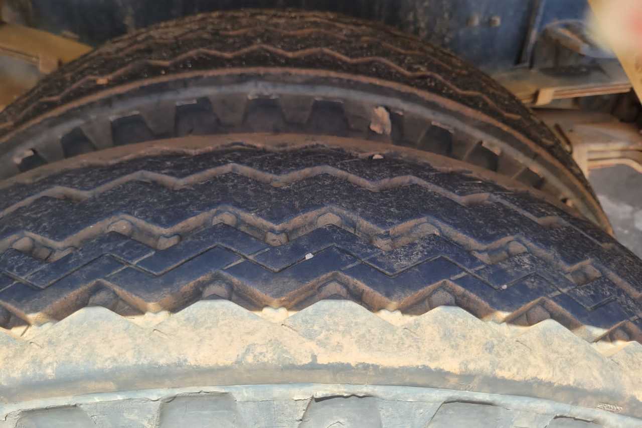 Ford F12000 - 02/03 2
