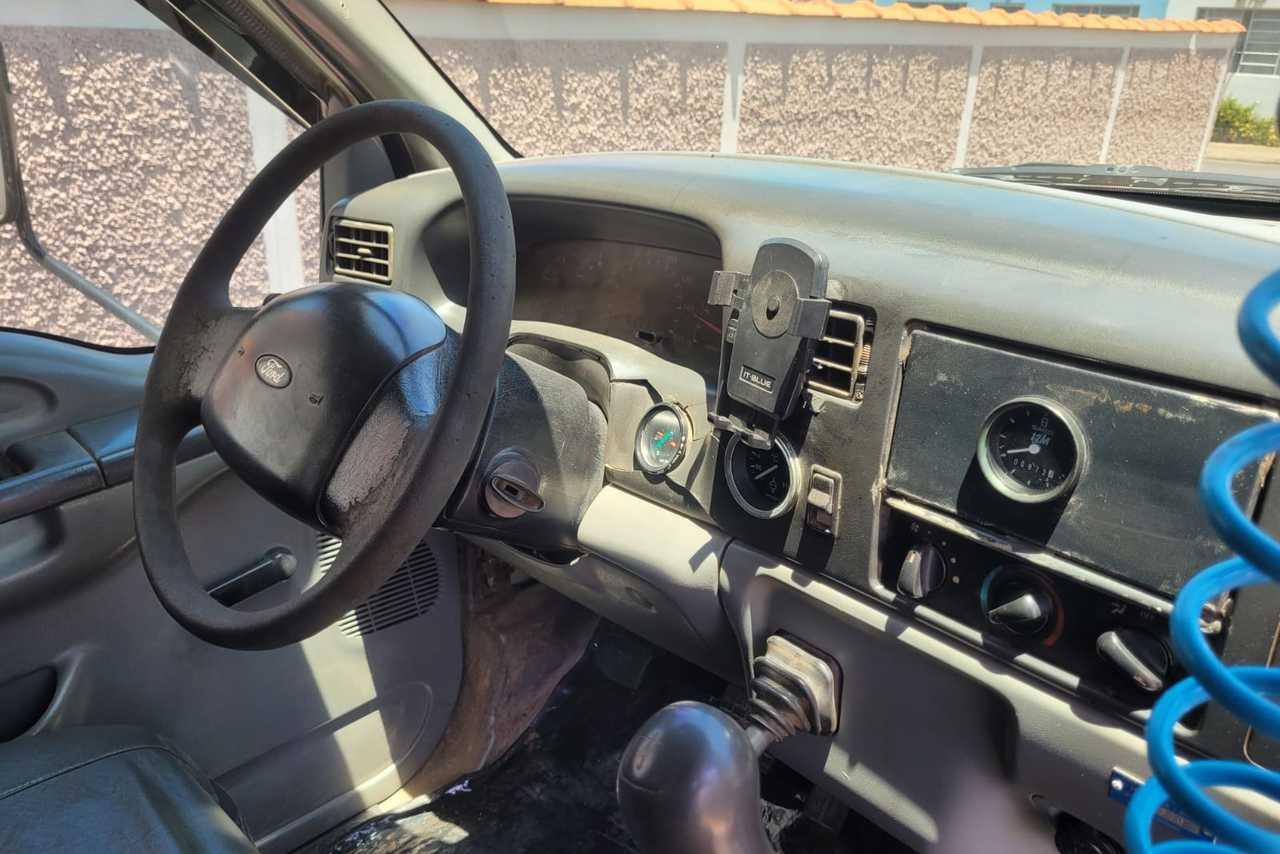 Ford F12000 - 02/03 8