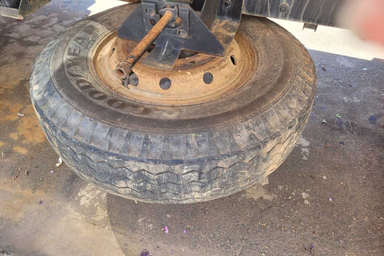 Ford F12000 - 02/03 9