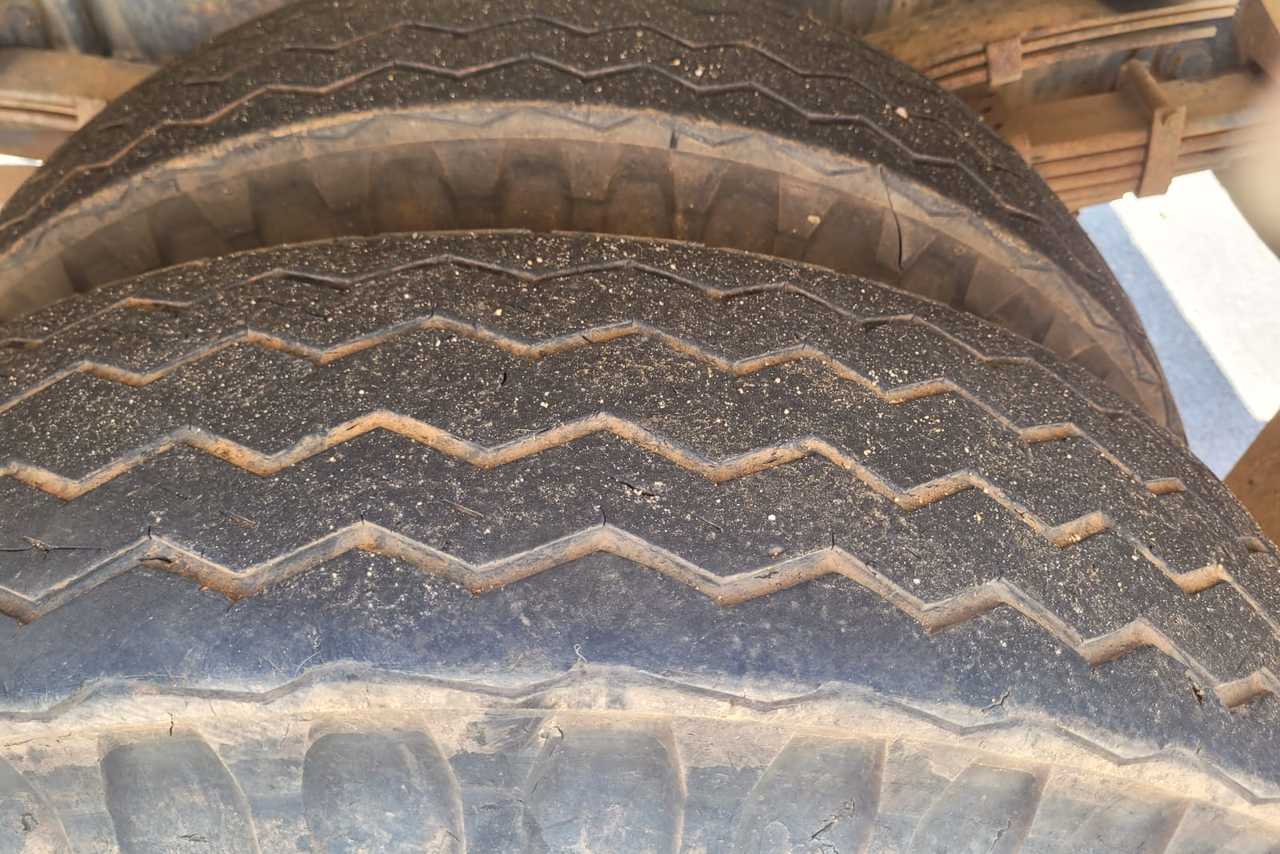 Ford F12000 - 02/03 10