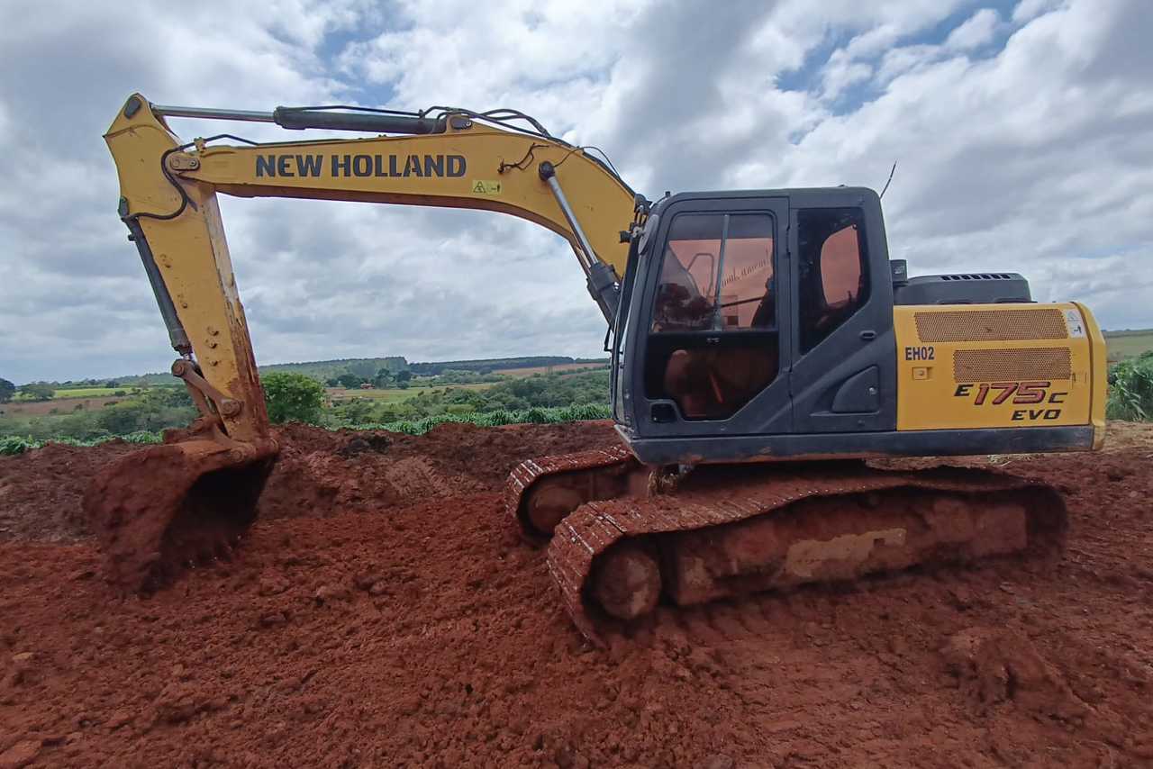 New Holland E175 - 18/18 2