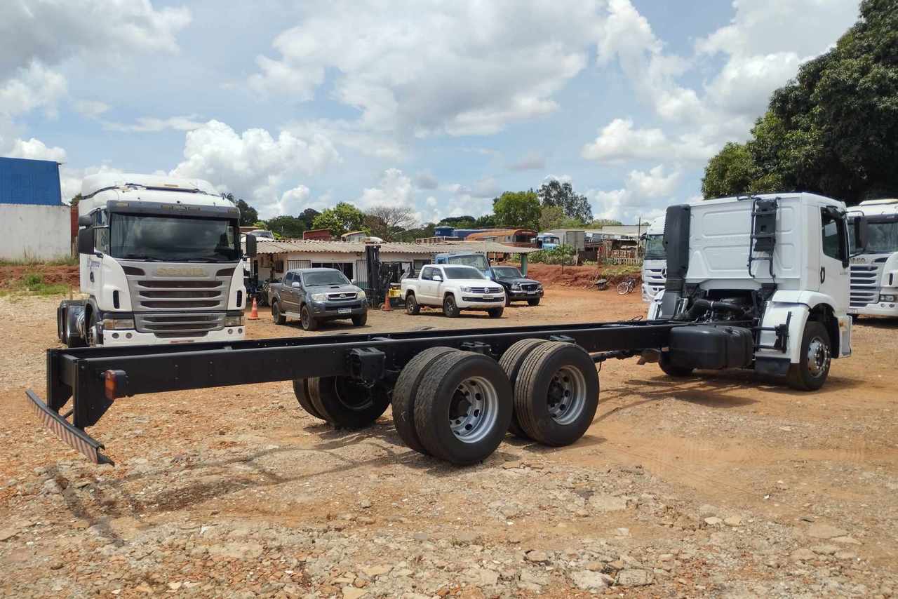 Volkswagen 24-250 E Constellation 3-Eixos - 11/11 5