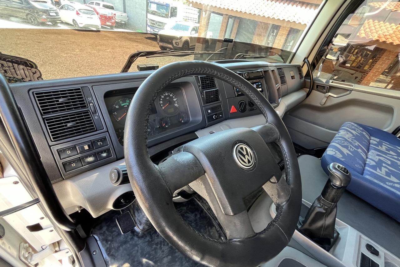 Volkswagen 24-250 E Constellation 3-Eixos - 08/09 11