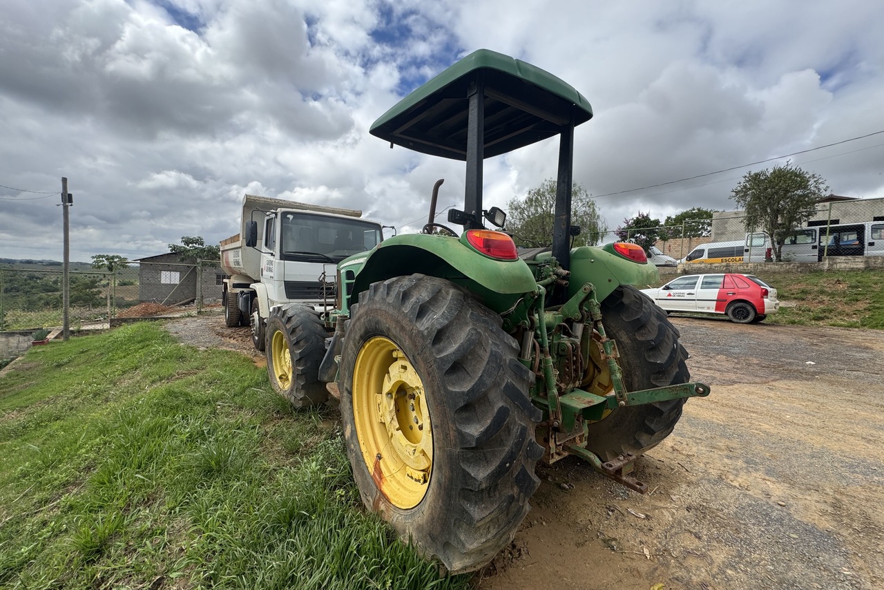 John Deere 6110E -  6