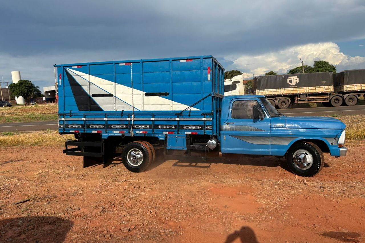 Ford F4000 - 78/78 8