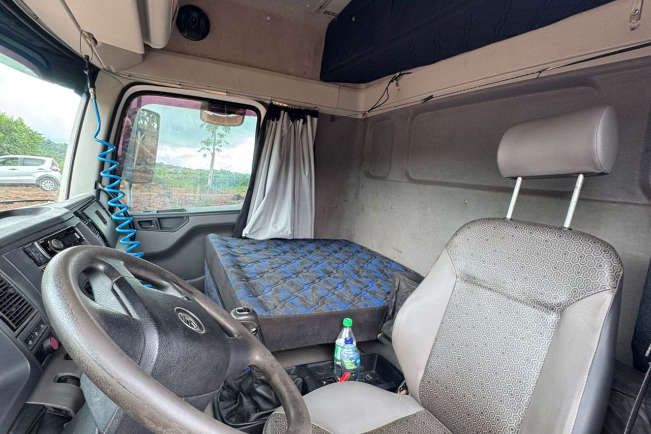Volkswagen 31-330 E Constellation 6x4 - 14/15 4