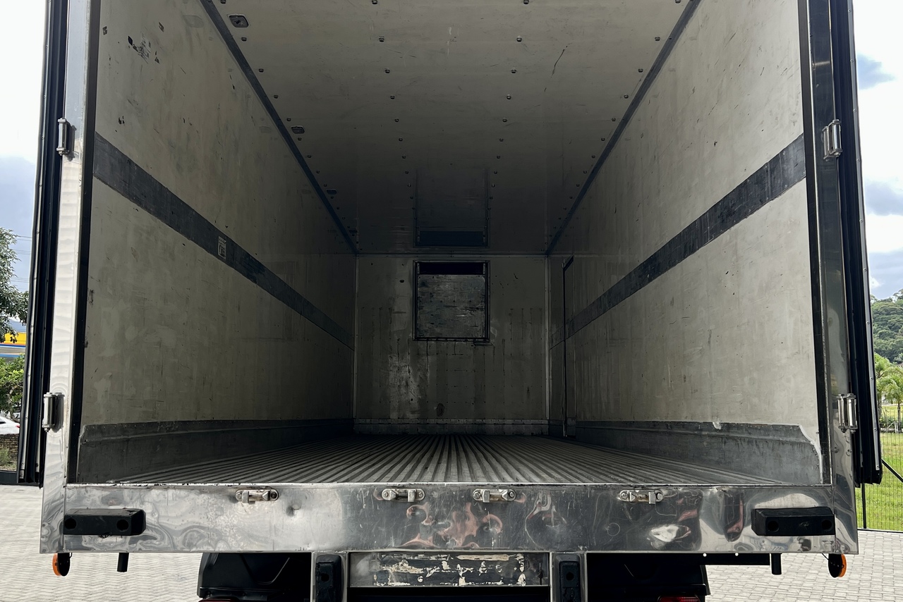 Volkswagen 30-330 Constellation 8x2 - 20/21 11