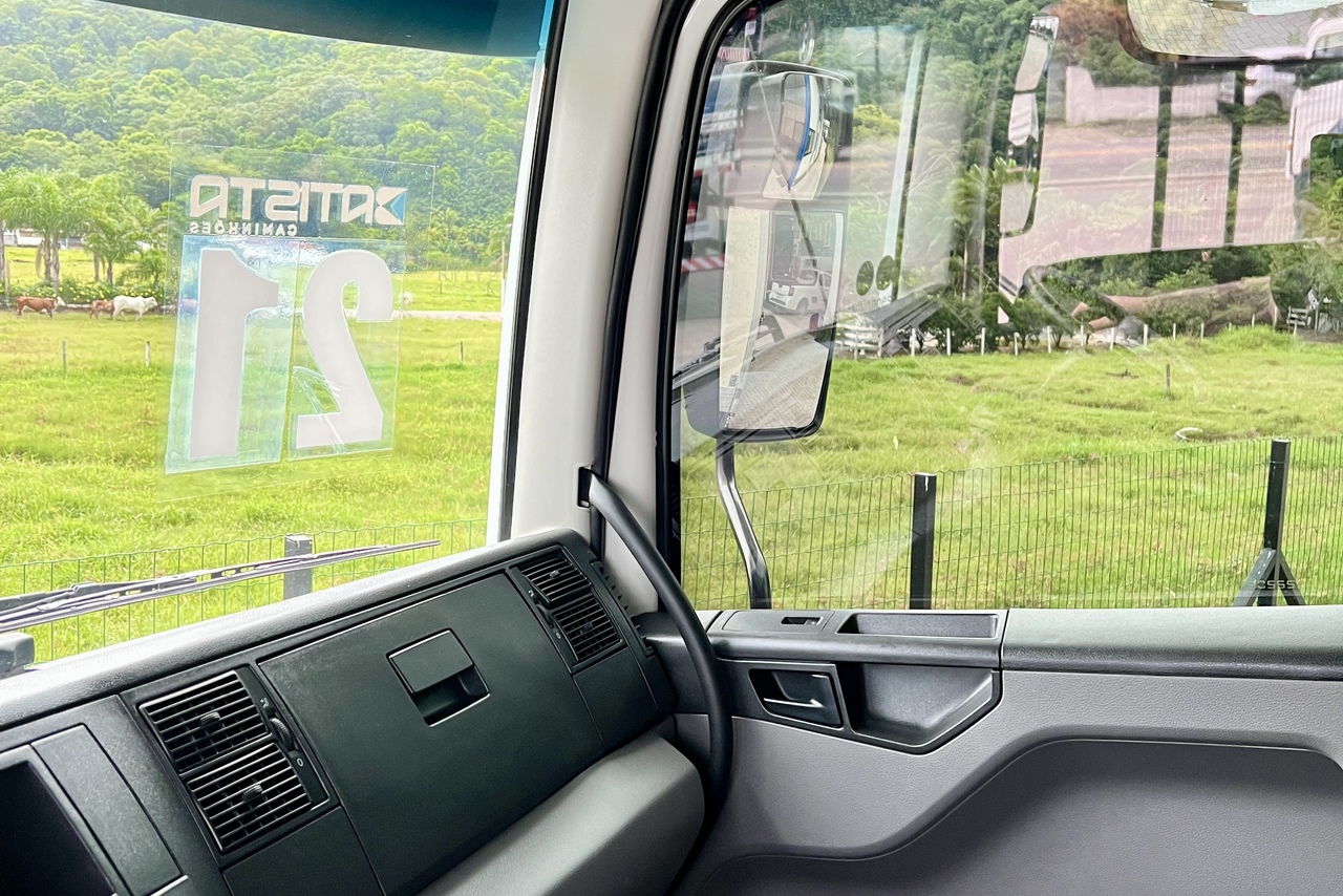 Volkswagen 30-330 Constellation 8x2 - 20/21 18