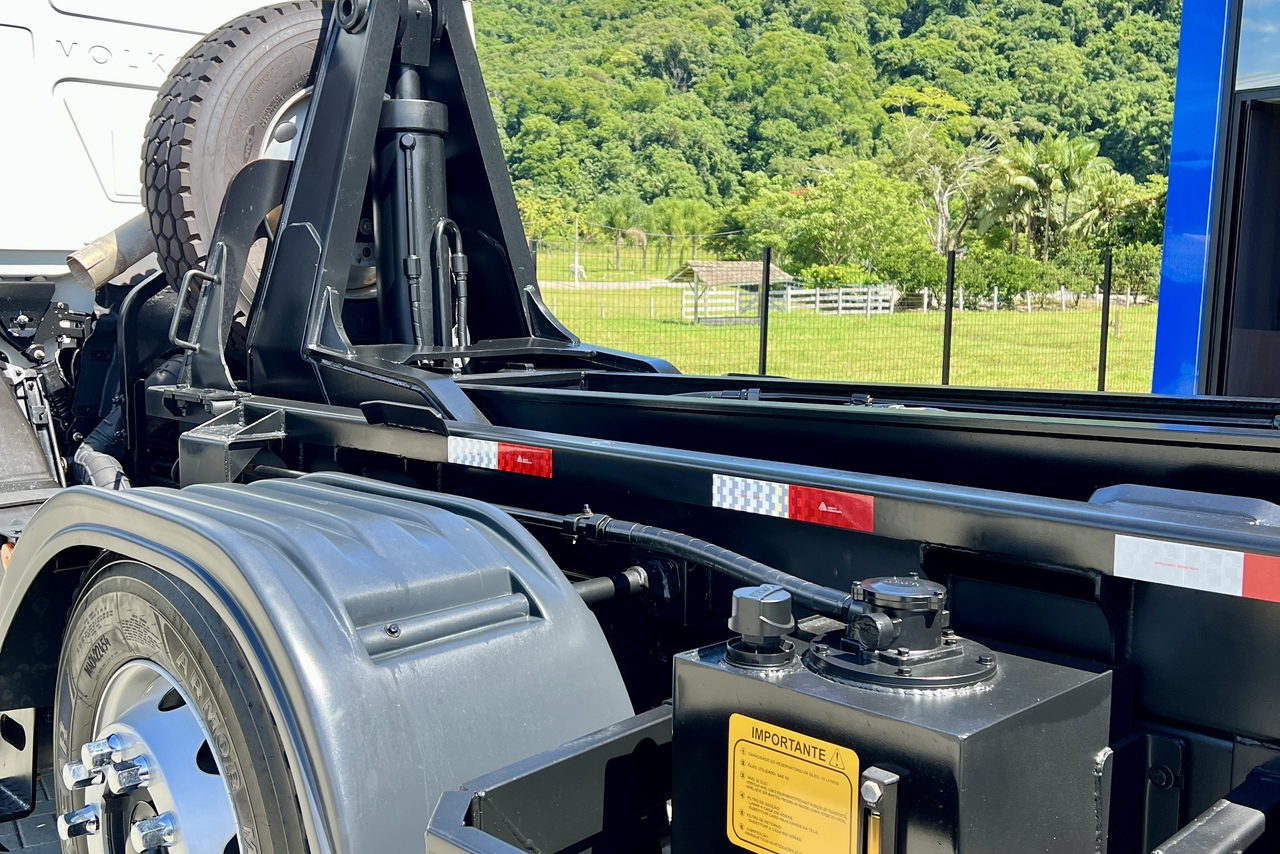 Volkswagen 26-260 8x4 4-Eixos - 22/23 8