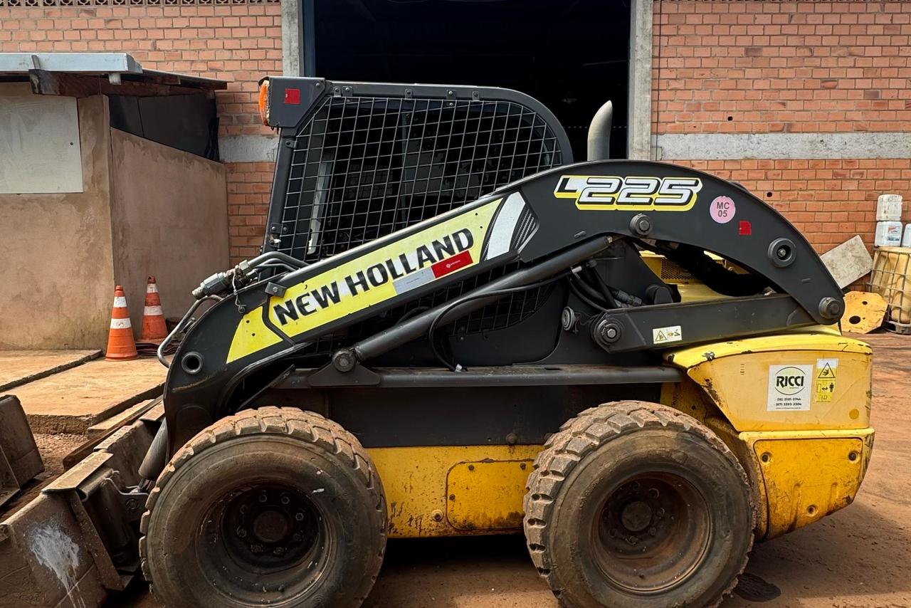 New Holland L225 - 17/17 3