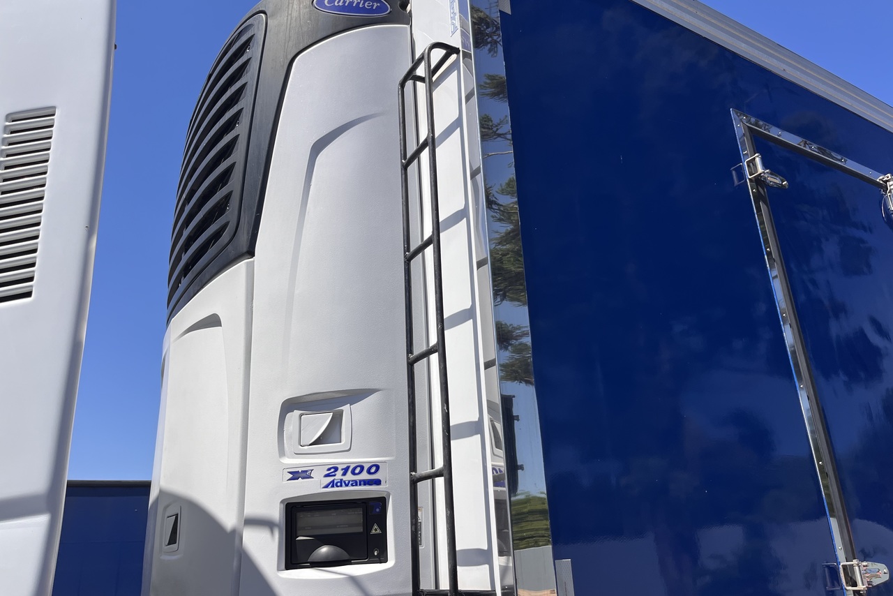 Volkswagen 30-330 Constellation 8x2 - 17/18 7