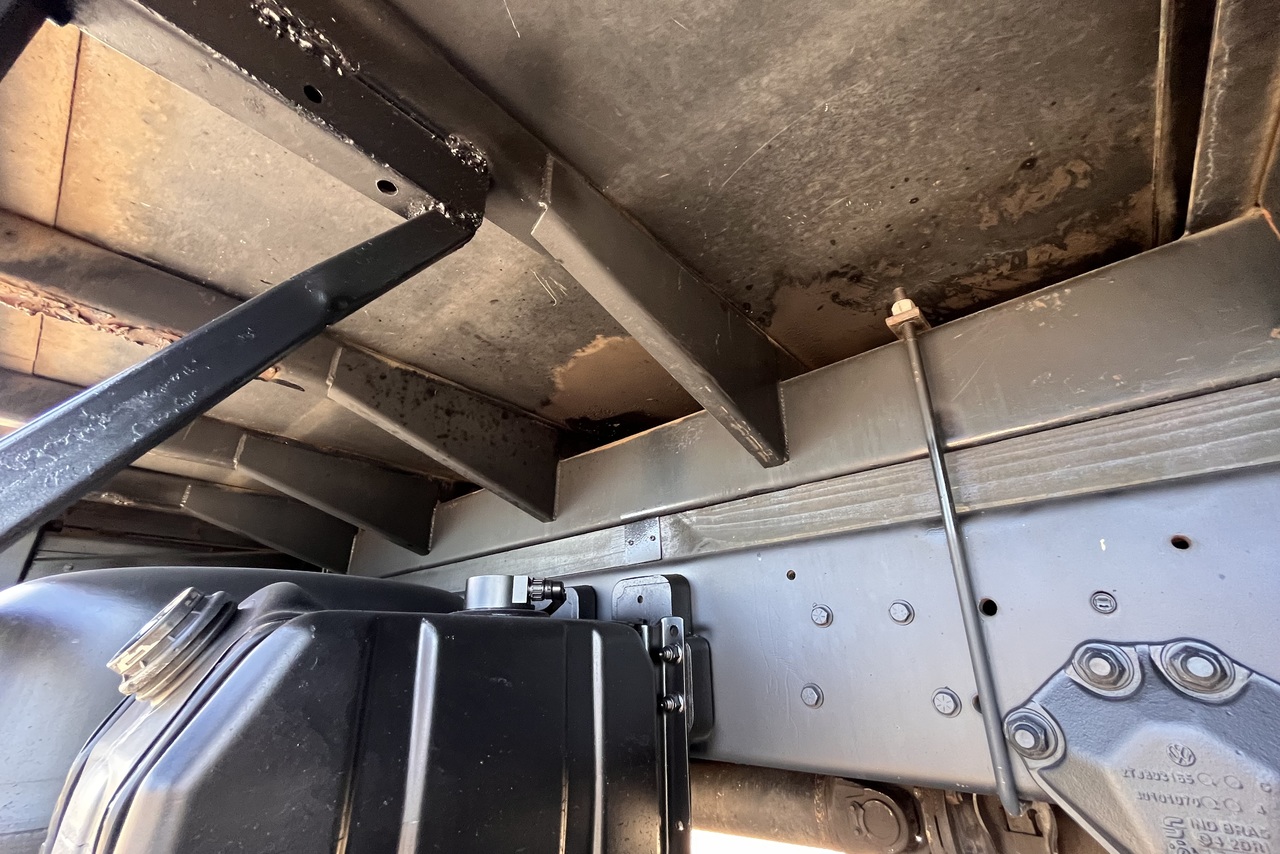 Volkswagen 30-330 Constellation 8x2 - 17/18 9