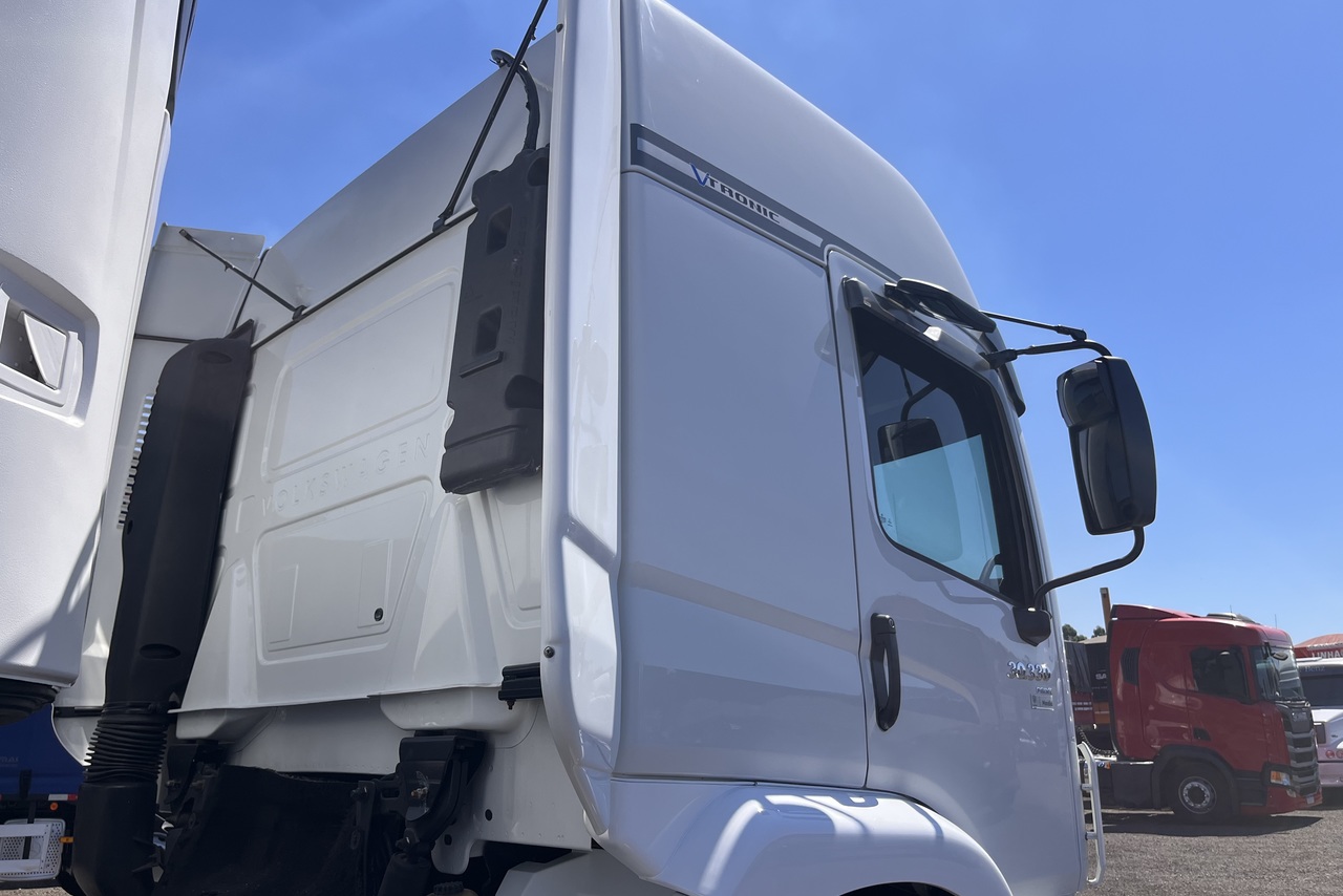 Volkswagen 30-330 Constellation 8x2 - 17/18 12