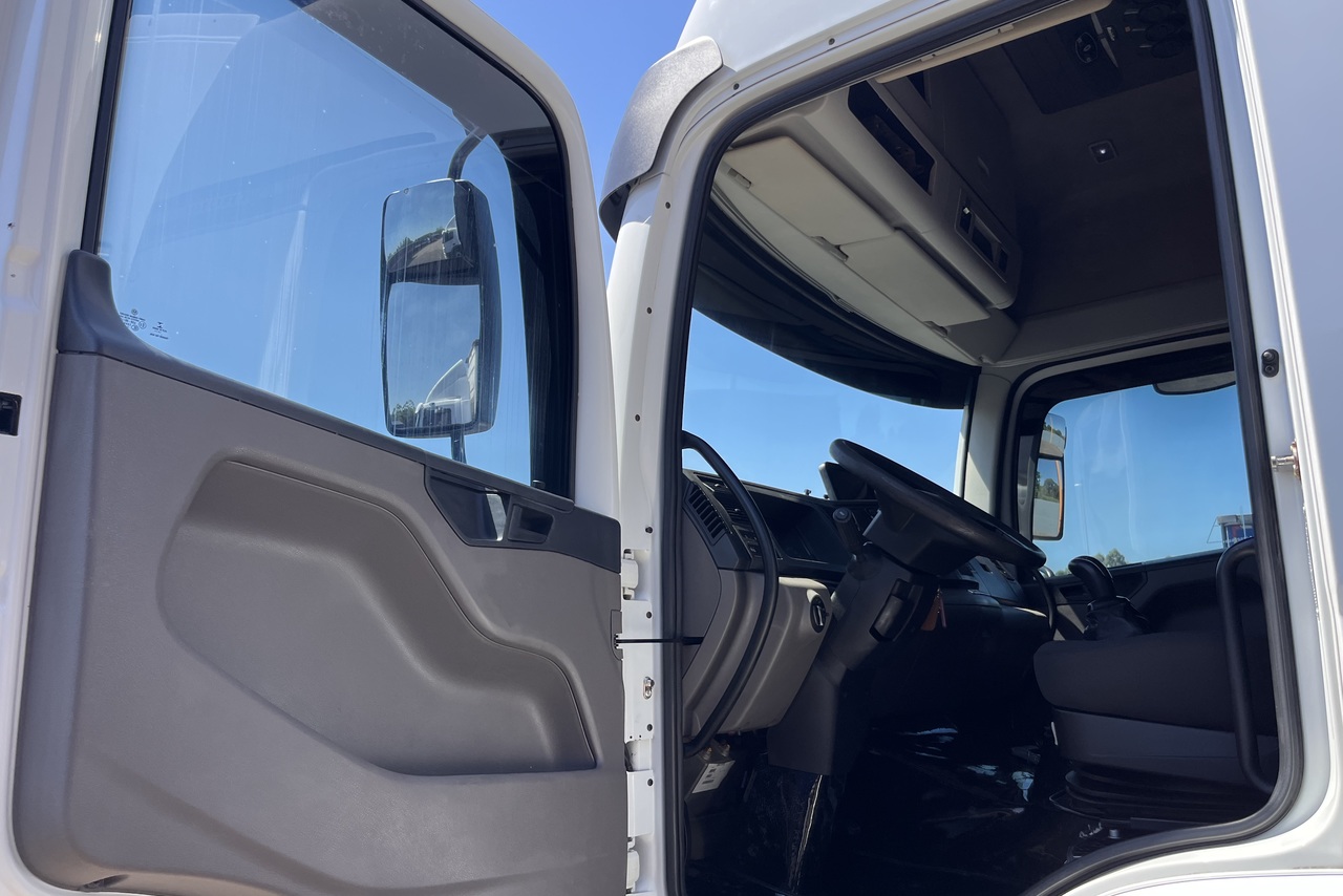 Volkswagen 30-330 Constellation 8x2 - 17/18 13