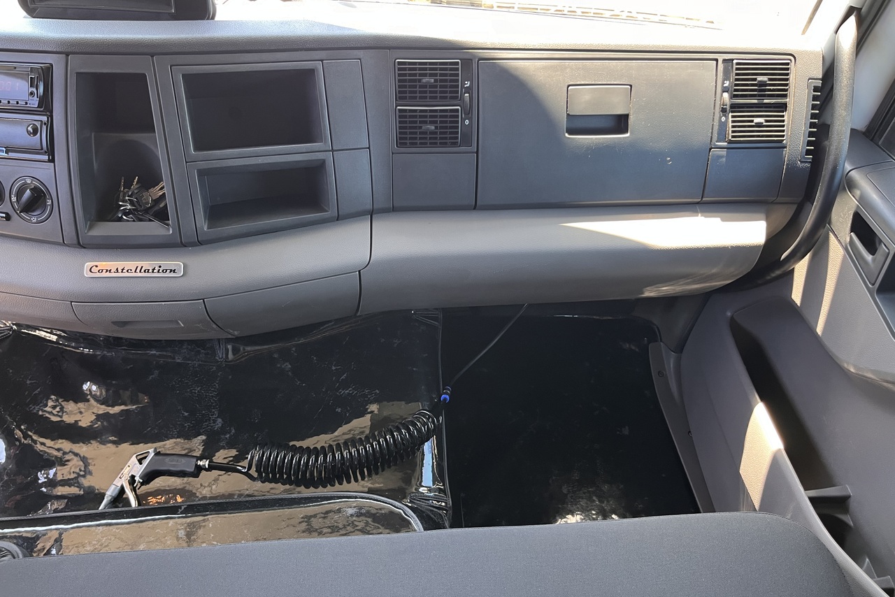 Volkswagen 30-330 Constellation 8x2 - 17/18 17